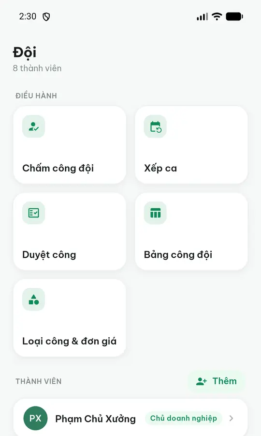 Màn Đội trên ứng dụng của một xưởng 8 người: các ô Chấm công đội, Xếp ca, Duyệt công, Bảng công đội, Loại công và đơn giá; bên dưới là danh sách thành viên, người đầu có huy hiệu Chủ doanh nghiệp.
