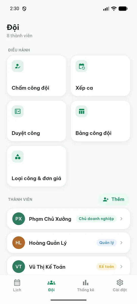 Mục Đội trên ứng dụng với năm ô điều hành: Chấm công đội, Xếp ca, Duyệt công, Bảng công đội, Loại công và đơn giá; bên dưới là danh sách thành viên kèm vai trò.